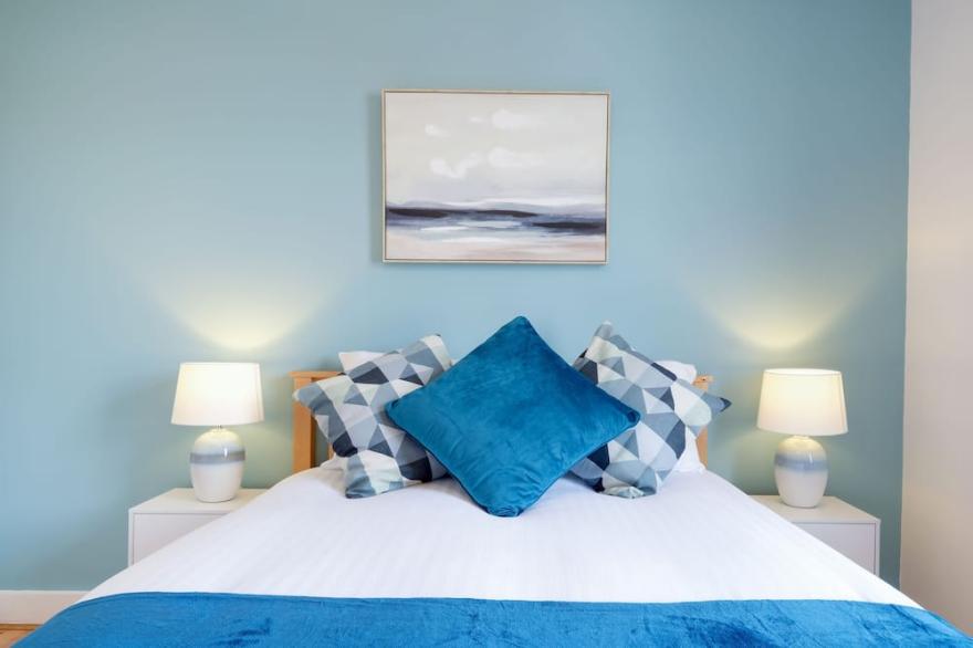 Stunning 4 Bedroom Kingston, London Home + Free Parking, WiFi, Netflix