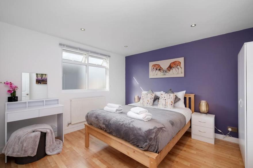 Stunning 4 Bedroom Kingston, London Home + Free Parking, WiFi, Netflix
