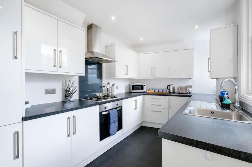 Stunning 4 Bedroom Kingston, London Home + Free Parking, WiFi, Netflix