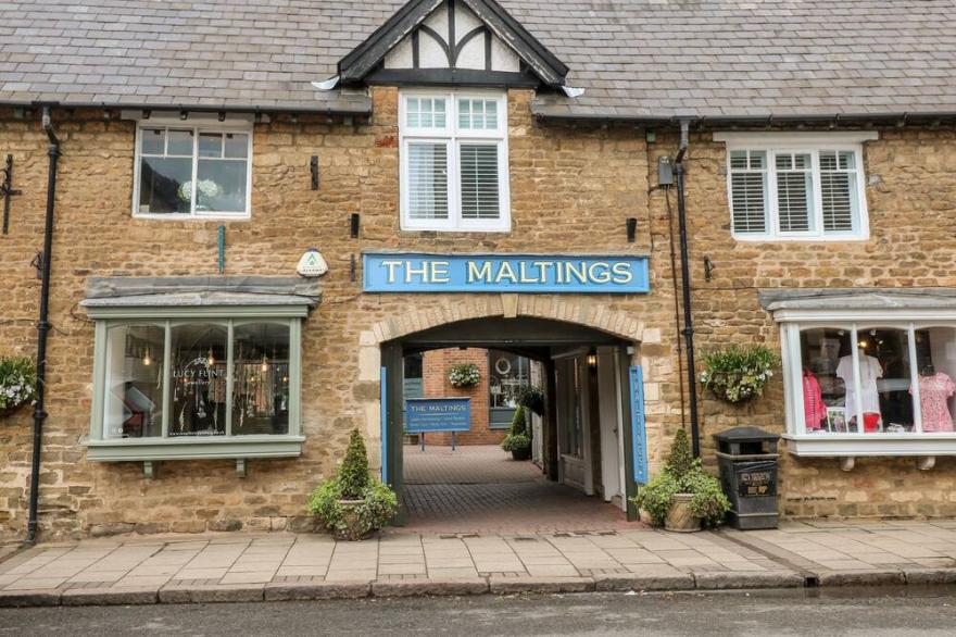 THE HIDEOUT, family friendly, character holiday cottage in Oakham