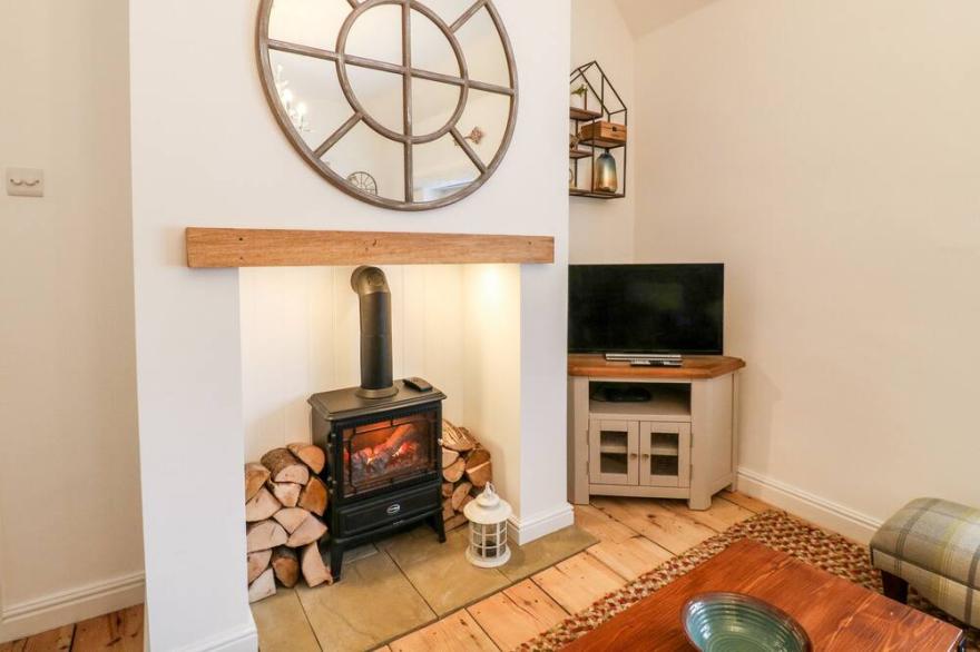 THE HIDEOUT, family friendly, character holiday cottage in Oakham