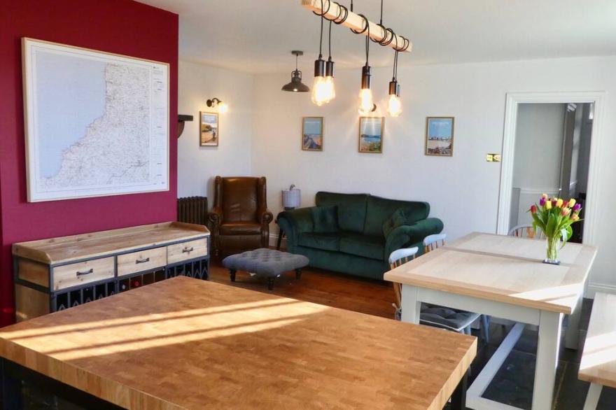 Farmhouse with Sea Views - walk to the beach!