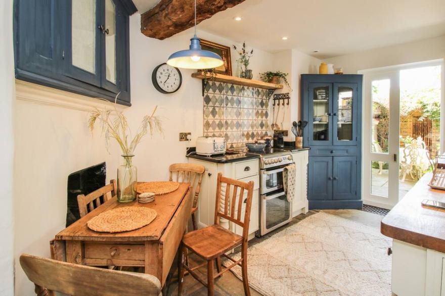 COBBLERS COTTAGE, pet friendly in Whitchurch