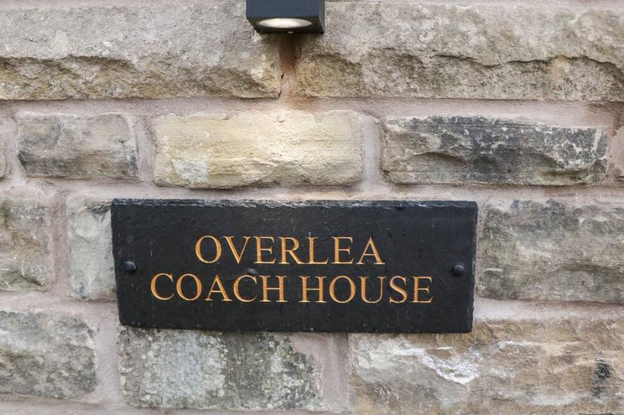 OVERLEA COACH HOUSE, romantic, luxury holiday cottage in Hayfield