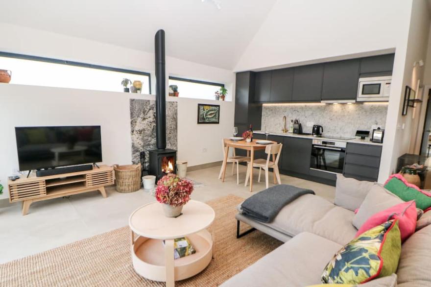 OVERLEA COACH HOUSE, romantic, luxury holiday cottage in Hayfield