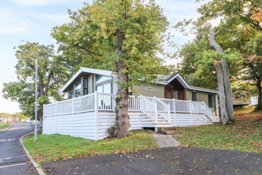 COAST VIEW LODGE, character holiday cottage, with a garden in Cowes