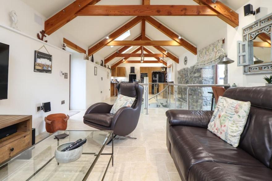 POL GLAS HALL, pet friendly, luxury holiday cottage in Mullion