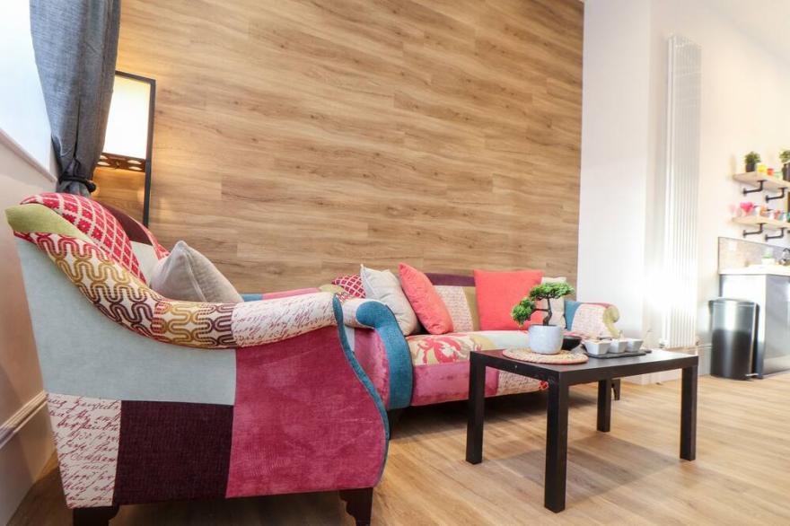 THE DYNAR, pet friendly, character holiday cottage in Helston