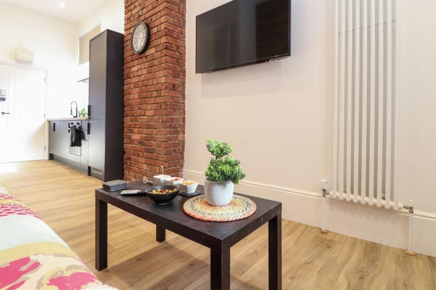 THE DYNAR, pet friendly, character holiday cottage in Helston