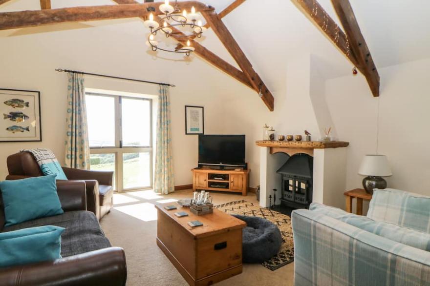 WHISTLEY BARN, pet friendly, character holiday cottage in Blackawton