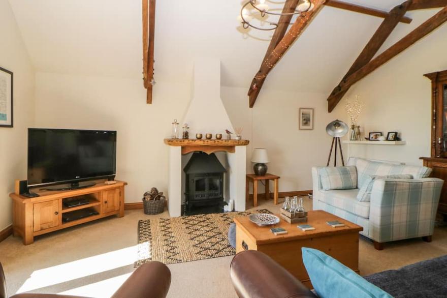 WHISTLEY BARN, pet friendly, character holiday cottage in Blackawton