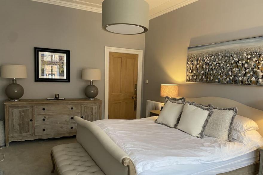 Entire 2 bedroom flat. Perfect Cop26.