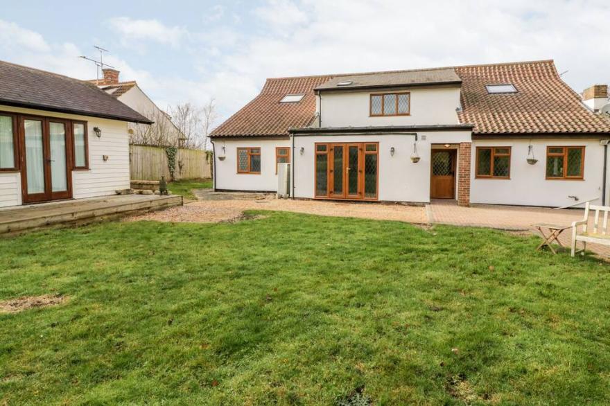 WEST VIEW COTTAGE, pet friendly in Linton, Cambridgeshire
