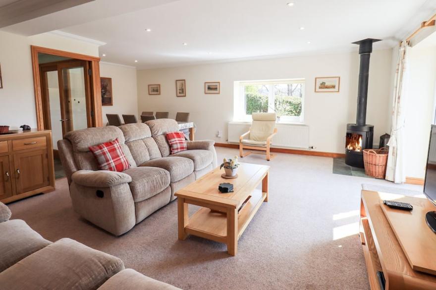 OAK BANK, family friendly, with open fire in Windermere