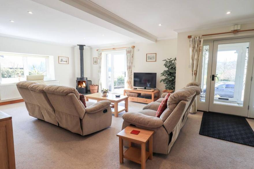 OAK BANK, family friendly, with open fire in Windermere