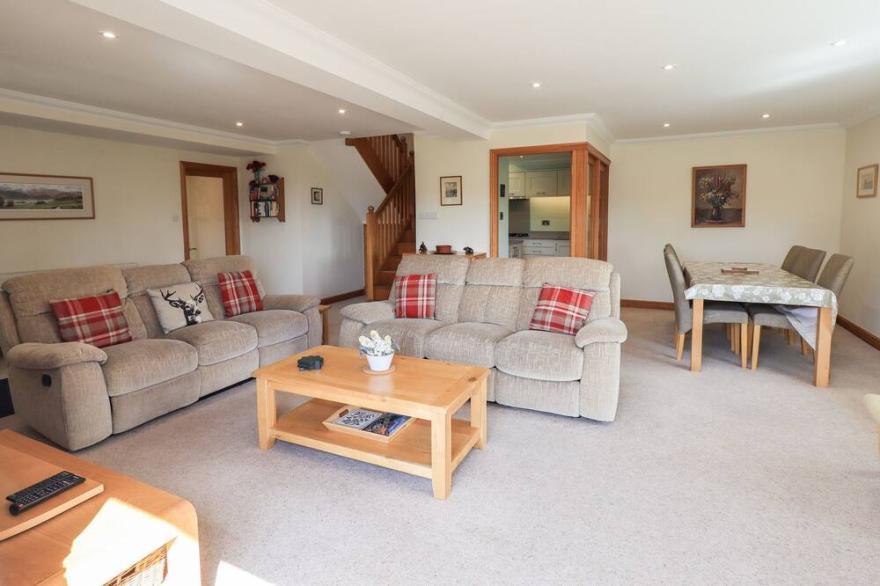 OAK BANK, family friendly, with open fire in Windermere