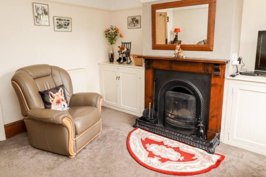 BUMBLE BEE COTTAGE, pet friendly, character holiday cottage in Alford