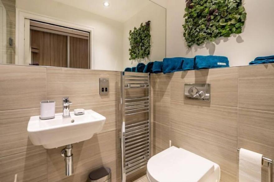 Foss View Studio - sleeps 2 guests  in 0 bedrooms