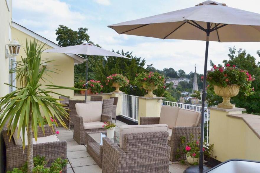 BEAUTIFUL VICTORIAN VILLA WITH SEA VIEWS, SWIMMING POOL 1/2 MILE FROM HARBOUR
