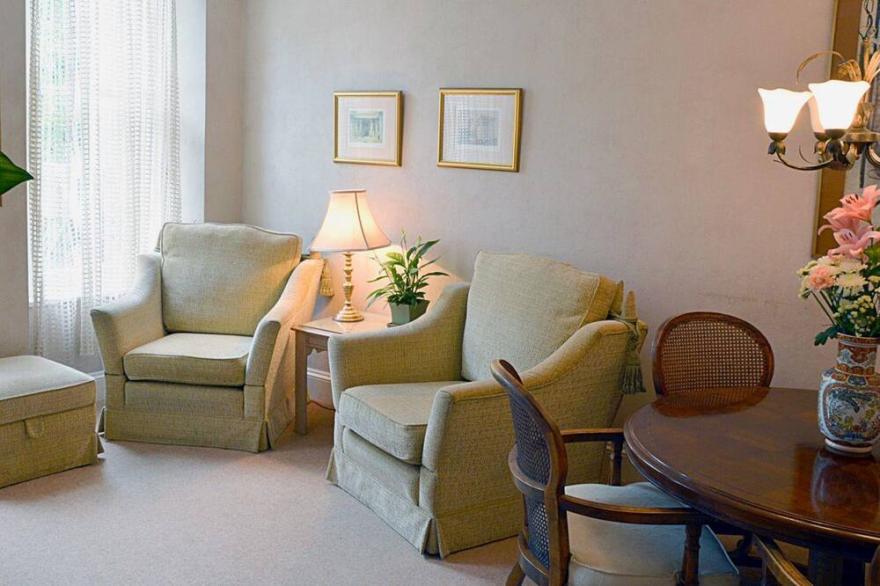 BEAUTIFUL VICTORIAN VILLA WITH SEA VIEWS, SWIMMING POOL 1/2 MILE FROM HARBOUR