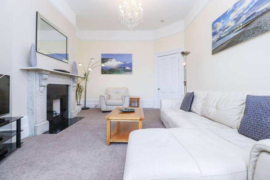 Sea View Apartment next to Theatres, Tennis & Conference Centre