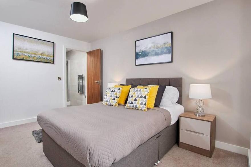 Luxury Central Abode - Amazing Views - Parking