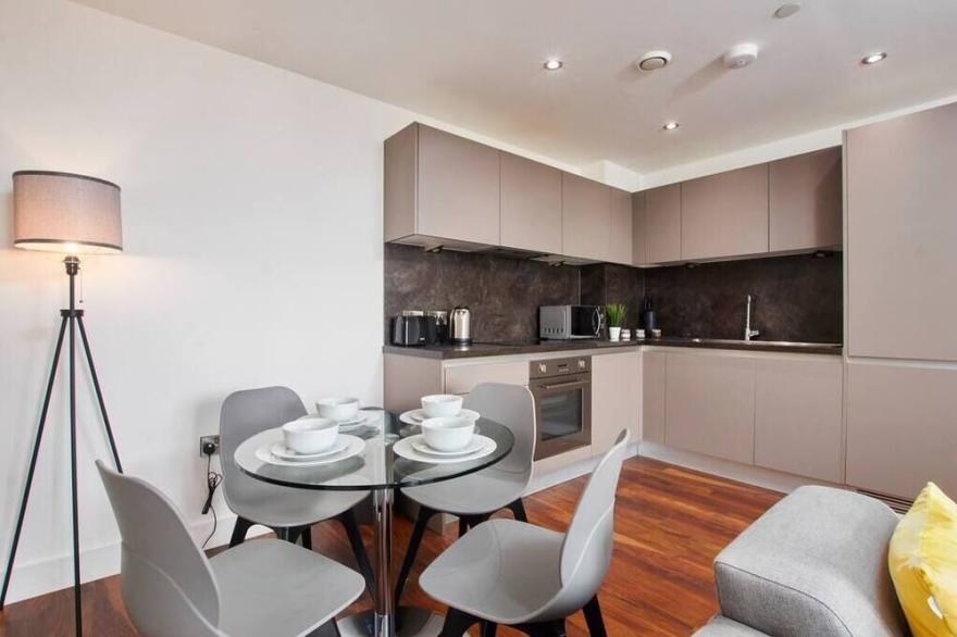 Luxury Central Abode - Amazing Views - Parking