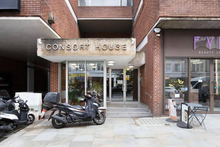 Lovely Nine Elms 2BR w/ Gym & Roof, nr Bars & Shops, by Blueground