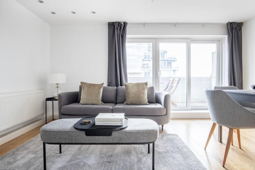 Lovely Nine Elms 2BR w/ Gym & Roof, nr Bars & Shops, by Blueground