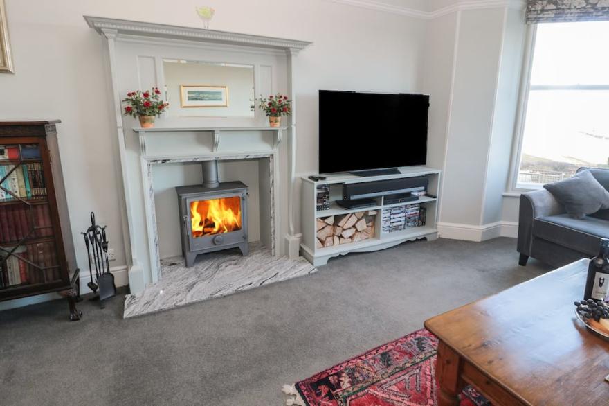 WHINSTONES AT 4 THE VILLAS, pet friendly, with open fire in Embleton