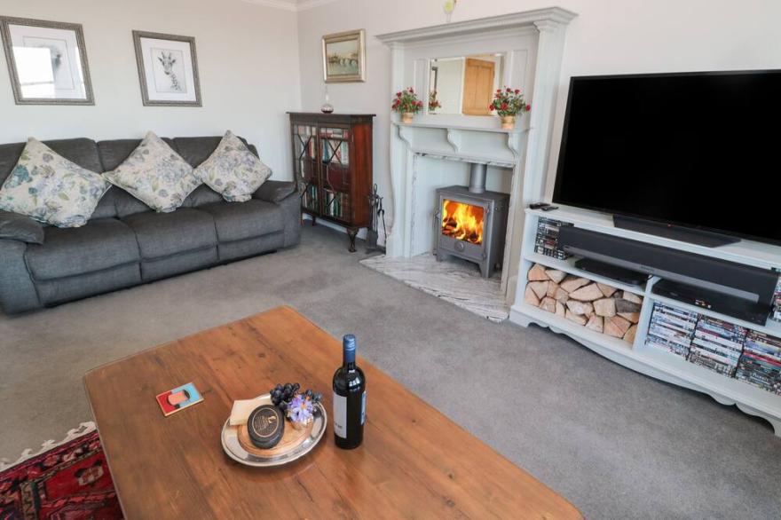 WHINSTONES AT 4 THE VILLAS, pet friendly, with open fire in Embleton