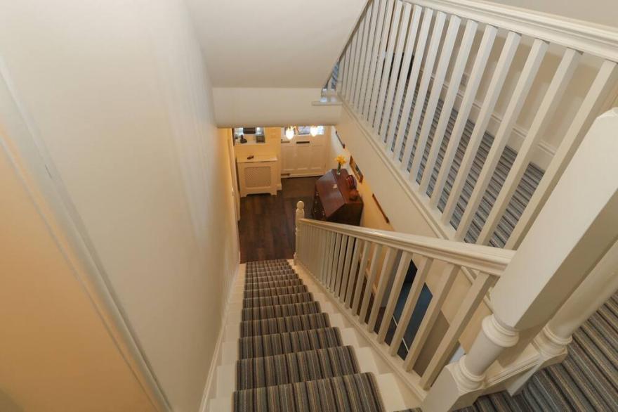 WHINSTONES AT 4 THE VILLAS, pet friendly, with open fire in Embleton