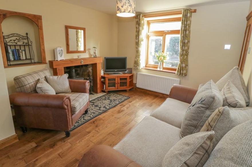 ESKSIDE COTTAGE, pet friendly, character holiday cottage in Sleights
