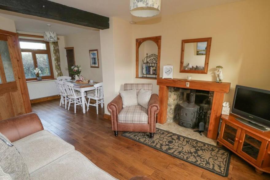 ESKSIDE COTTAGE, pet friendly, character holiday cottage in Sleights