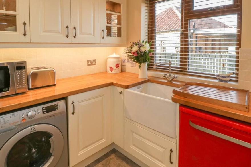 ESKSIDE COTTAGE, pet friendly, character holiday cottage in Sleights