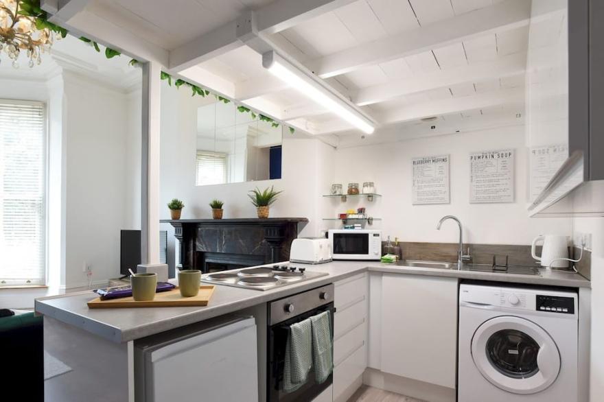 Pass the Keys | Modern Southsea Common Seafront Apt Sleeps 4