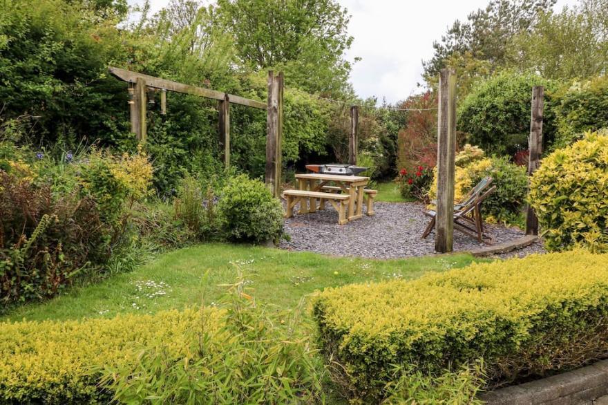 GLASCOED, family friendly, character holiday cottage in Edern