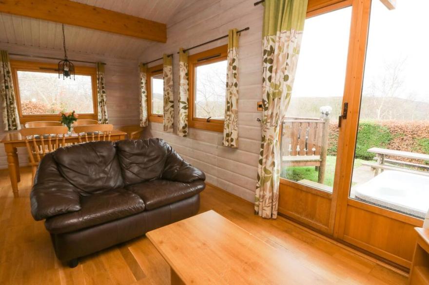 BARN OWL LODGE, pet friendly, with hot tub in Rhayader