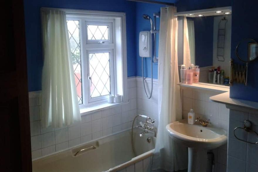 Charming Canal-side Cottage in quiet Village Setting