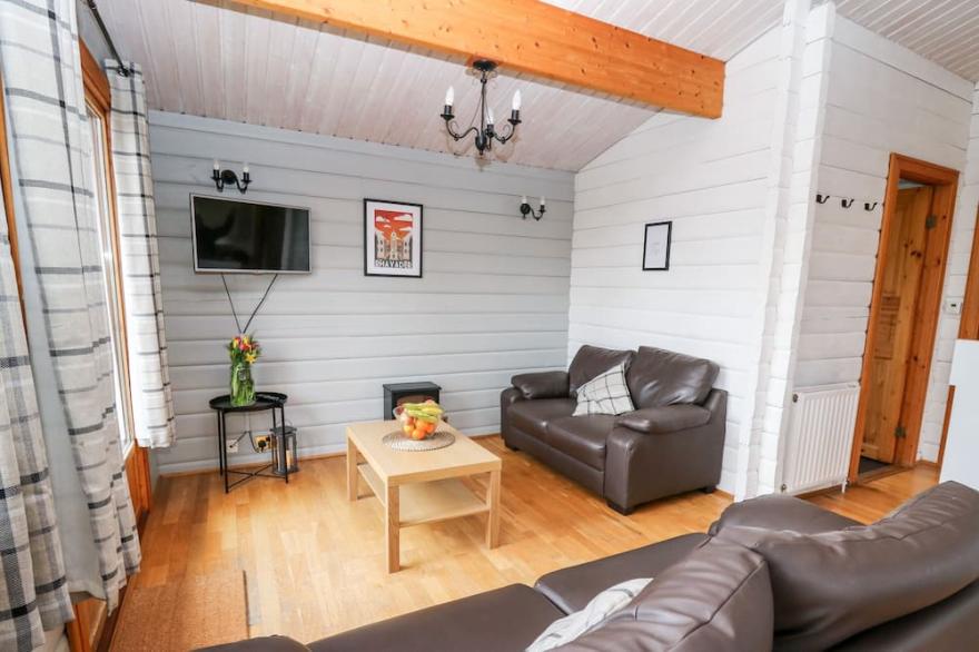 SNOWY OWL LODGE, pet friendly, with hot tub in Rhayader