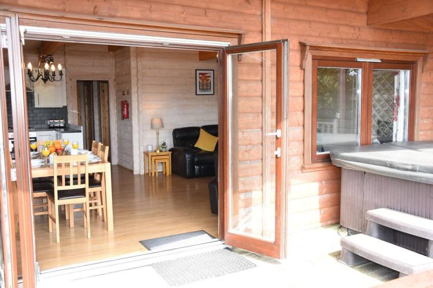 SUNNY VIEW, pet friendly, with hot tub in Rhayader