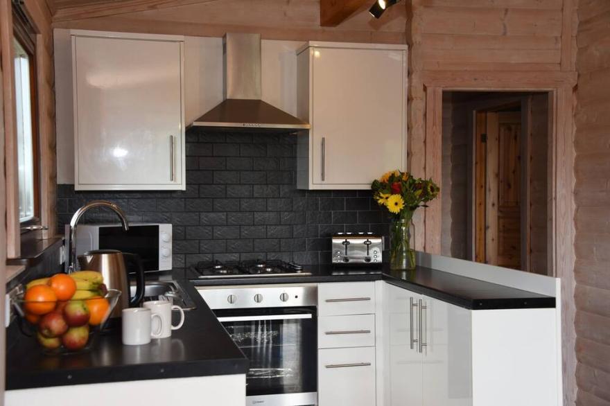 SUNNY VIEW, pet friendly, with hot tub in Rhayader