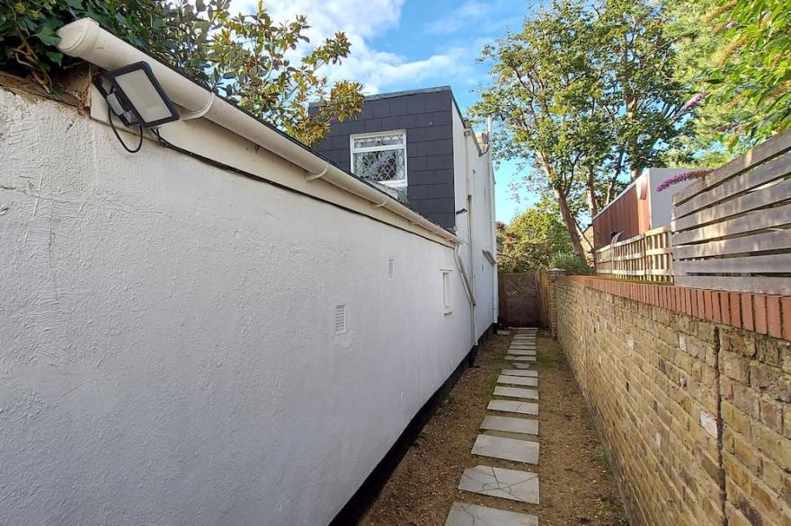 Calm & Spacious Cottage 3 Mins From Thames, 20 Mins From Downtown