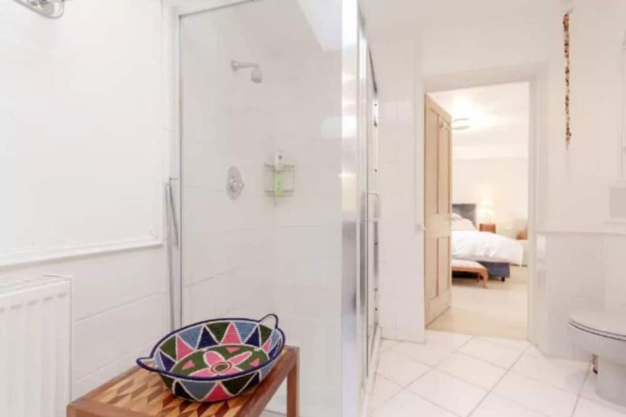 Calm & Spacious Cottage 3 Mins From Thames, 20 Mins From Downtown