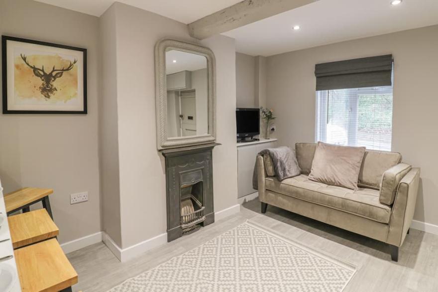 5 COLEY LANE, pet friendly, with a garden in Great Haywood