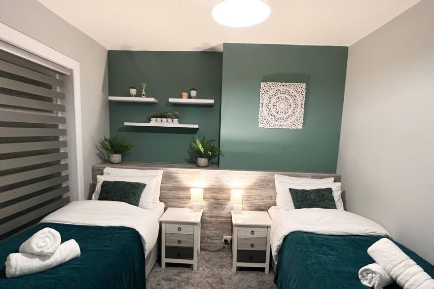 Stylish 2 Bed house fully furnished, free parking