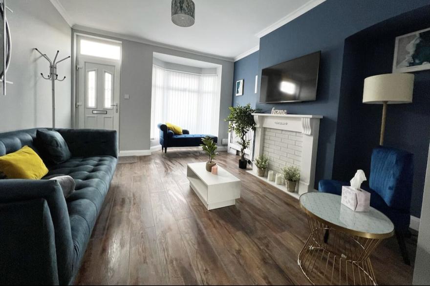 Stylish 2 Bed house fully furnished, free parking