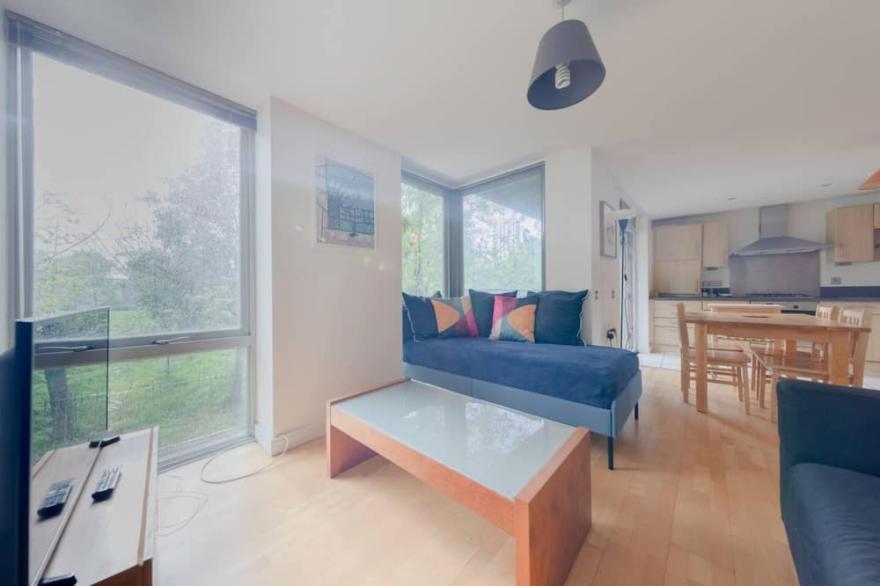 Spacious 2 Bedroom Apartment Near White City
