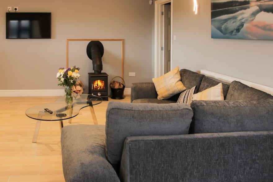 ALDERS VIEW COACH HOUSE, romantic, with open fire in Craven Arms