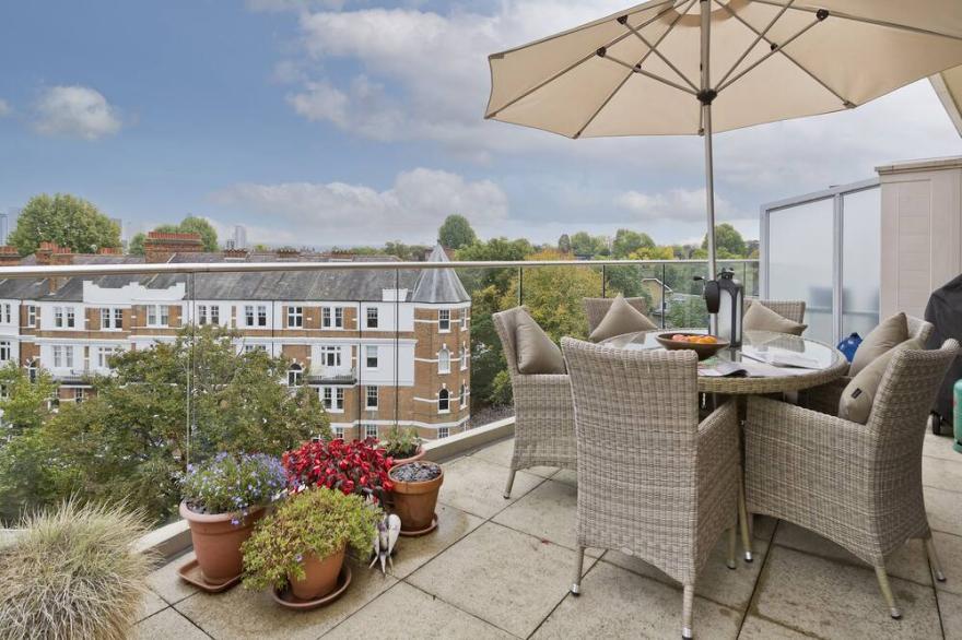 Superb apartment with terrace near the river in Putney by UnderTheDoormat